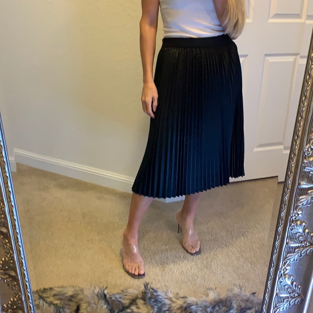 T TAHARI PHEOBE Black Satin Pleated Skirt size M - Picture 4 of 15